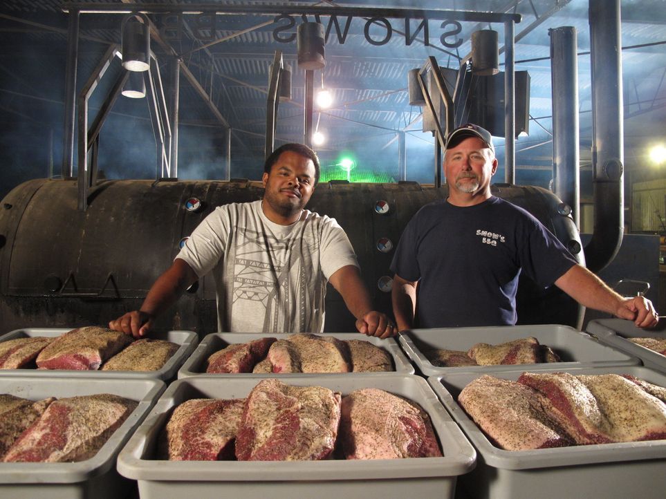 Der kanadische Chefkoch Roger Mooking (l.) macht sich in den USA auf eine ganz besondere kulinarische Reise und besucht Hobbyköche, Grillmeister und... - Bildquelle: 2012, Cooking Channel, LLC. All Rights Reserved.