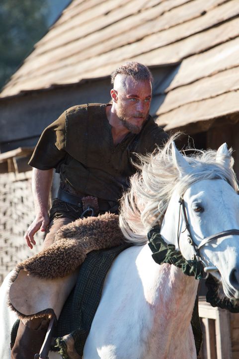 In letzter Sekunde gelingt es Ragnar (Travis Fimmel), Earl Haraldson und seiner mörderischer Truppe zu entkommen. Schwer verletzt und stark blutend... - Bildquelle: 2013 TM TELEVISION PRODUCTIONS LIMITED/T5 VIKINGS PRODUCTIONS INC. ALL RIGHTS RESERVED.