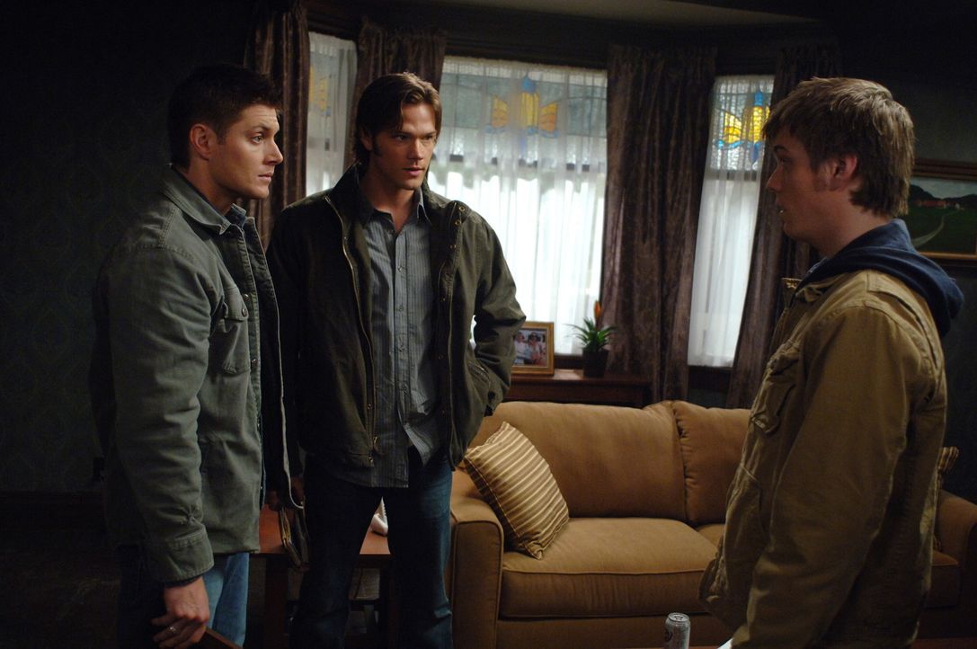 Der 19-jährige Adam (Jake Abel, r.) ruft Sam (Jared Padalecki, M.) und Dean (Jensen Ackles, l.) an, da er nach John Winchester sucht und erklärt i... - Bildquelle: Warner Bros. Television