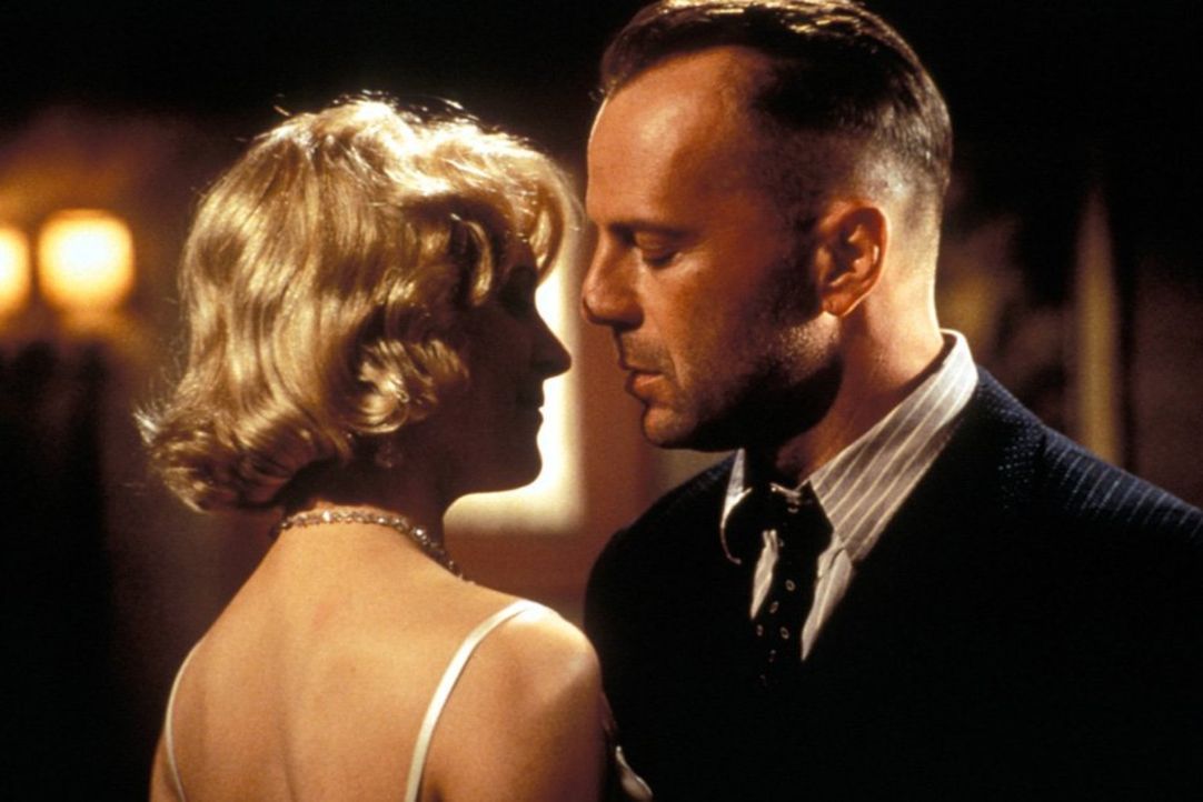 Als die schöne Geliebte des Verbrecherkönigs Strozzi, Lucy (Alxandra Powers, r.), den schweigsamen Killer John Smith (Bruce Willis, l.) verführt, br... - Bildquelle: New Line Productions, Inc.