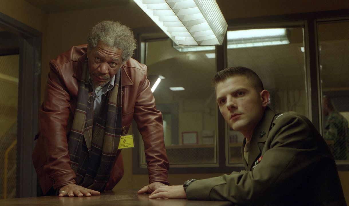 Im Netz vieler Lügen gefangen: der abgehalfterte Anwalt Charlie Grimes (Morgan Freeman, l.) und der junge unerfahrene Militäranwalt Embry (Adam Scot... - Bildquelle: 20th Century Fox Film Corporation