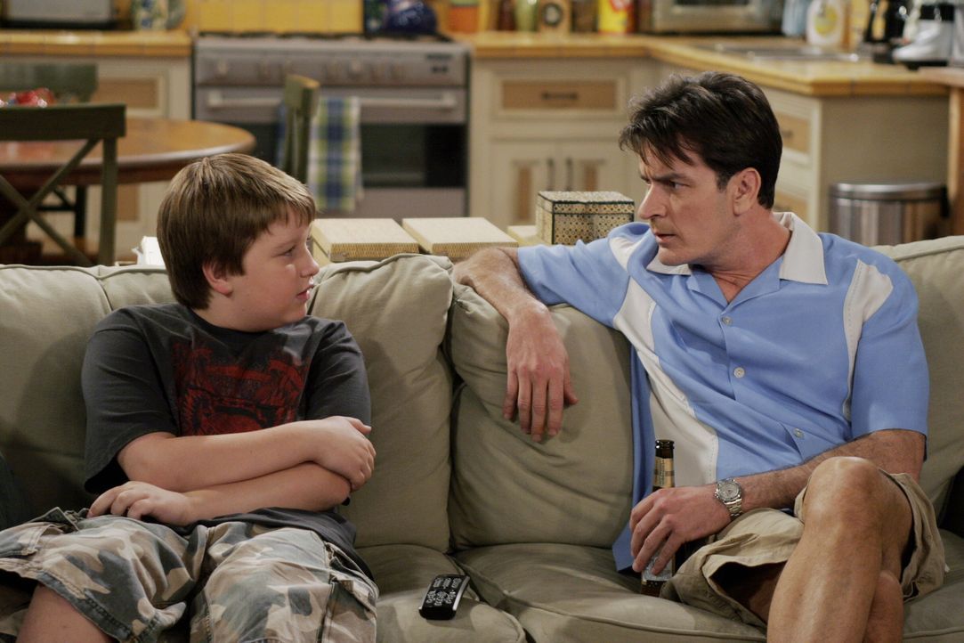 Während Charlie (Charlie Sheen, r.) versucht Jake (Angus T. Jones, l.) aufzumuntern, klaut Alan seinen Hund Chester zurück ... - Bildquelle: Warner Brothers Entertainment Inc.