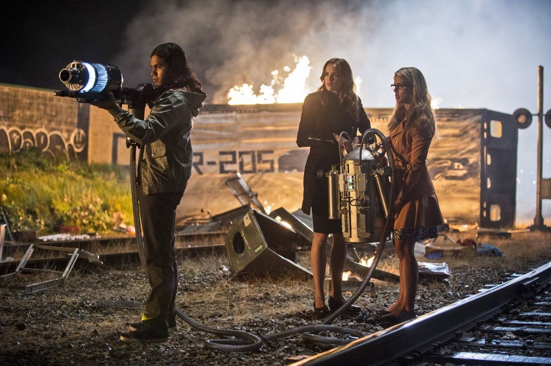Barry alias The Flash ist in großer Gefahr. Felicity (Emily Bett Rickards, r.), Cisco (Carlos Valdes, l.) und Caitlin (Danielle Panabaker, M.) versu... - Bildquelle: Warner Brothers.