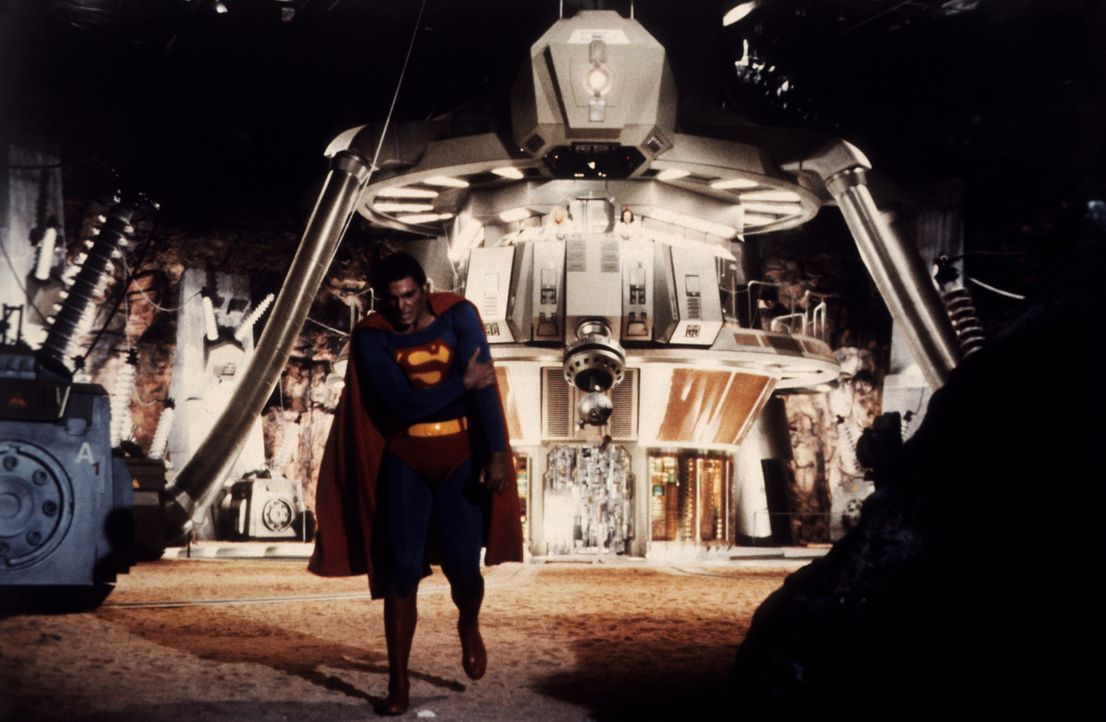 Nach dem Kampf mit dem Super-Computer ist Superman (Christopher Reeve) schwer angeschlagen ... - Bildquelle: Warner Bros.