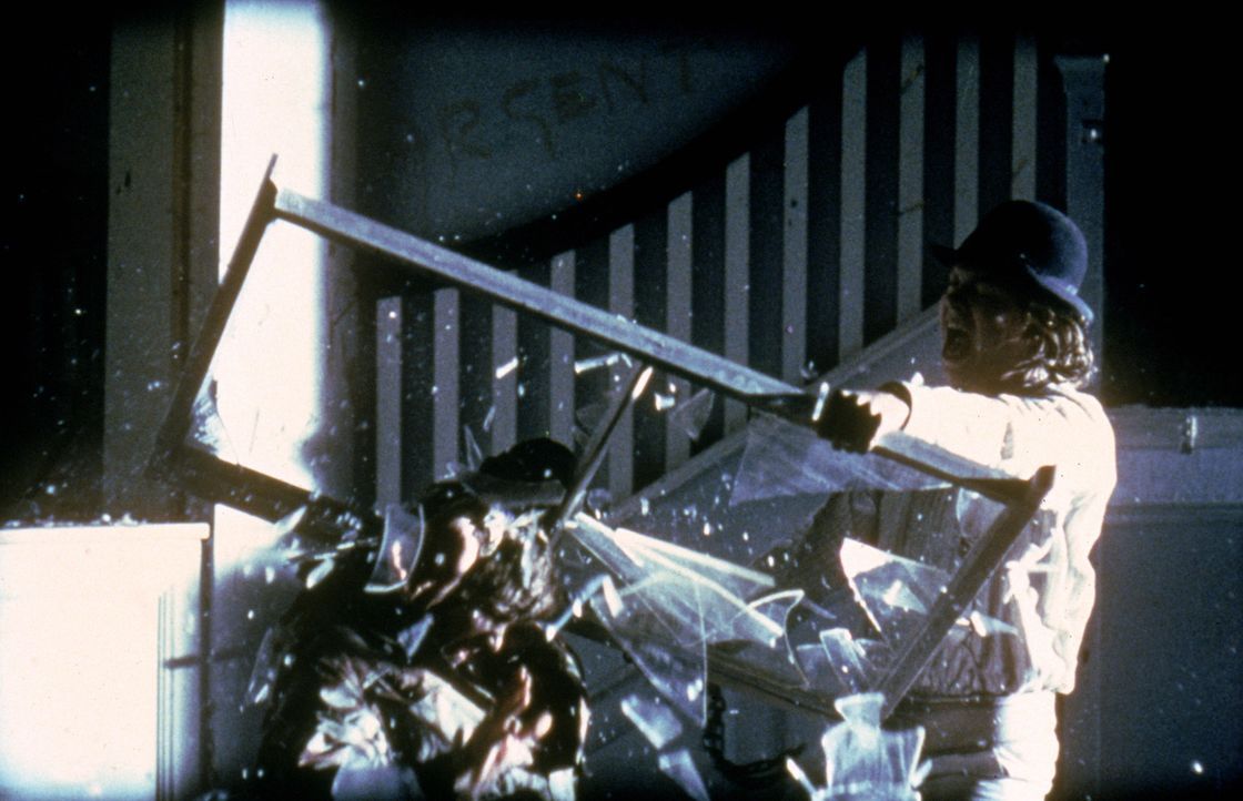London: Der 15-jährige Alexander "Alex" de Large (Malcolm McDowell, r.) und seine halbstarken Freunde können sich mit der totalen Kontrolle des Staa... - Bildquelle: Warner Bros. Television