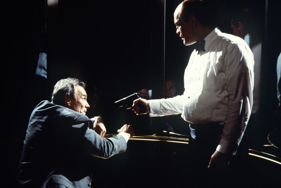 Ein tödliches Duell zwischen den beiden Kontrahenten beginnt: Mitch (John Malkovich, r.), der kurz zuvor die Schüsse auf den Präsidenten abgegeben h... - Bildquelle: Columbia Pictures