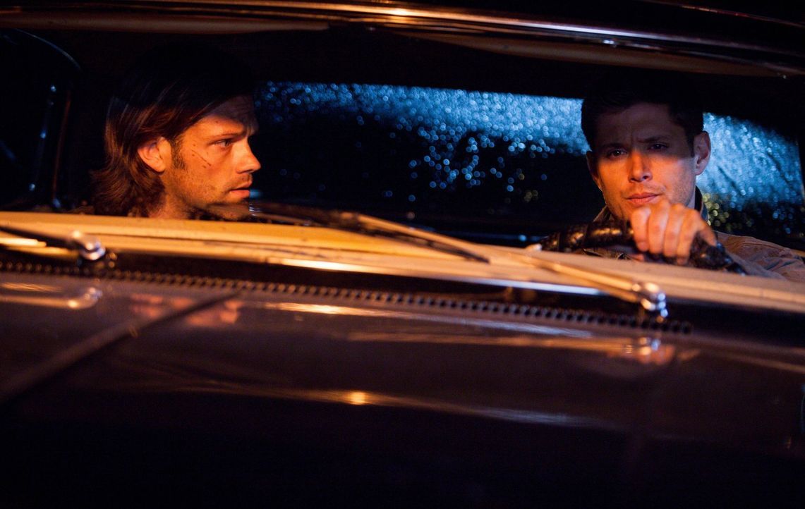 Wird Sam (Jared Padalecki, l.) Dean (Jensen Ackles, r.) wirklich glauben, als dieser ihm weißmachen will, dass er eigentlich im Koma liegt? - Bildquelle: 2013 Warner Brothers