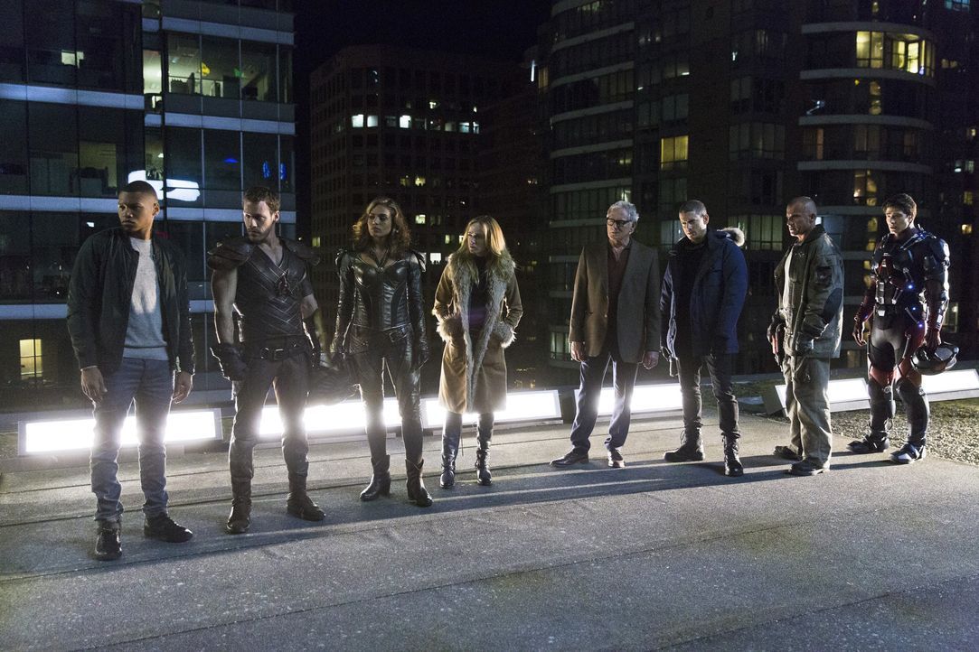 Ein mysteriöser Mann bringt Jax alias Firestorm (Franz Drameh, l.), Carter alias Hawkman (Falk Hentschel, 2.v.l.), Kendra alias Hawkgirl (Ciara René... - Bildquelle: 2015 Warner Bros.