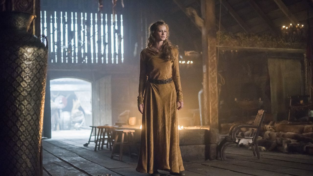 Während Floki die Strafe der Tropfenfolter über sich ergehen lassen muss, ist Aslaug (Alyssa Sutherland) der Meinung, dass dieser keinen Fehler bega... - Bildquelle: 2016 TM PRODUCTIONS LIMITED / T5 VIKINGS III PRODUCTIONS INC. ALL RIGHTS RESERVED.