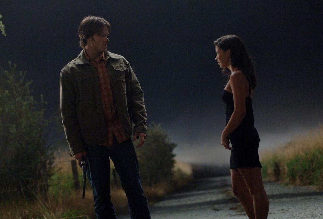 Um Dean aus einem Pakt zu befreien, trifft sich Sam (Jared Padalecki, l.) mit der Crossroads-Dämonin (Sandra McCoy, r.) ... - Bildquelle: Warner Bros. Television