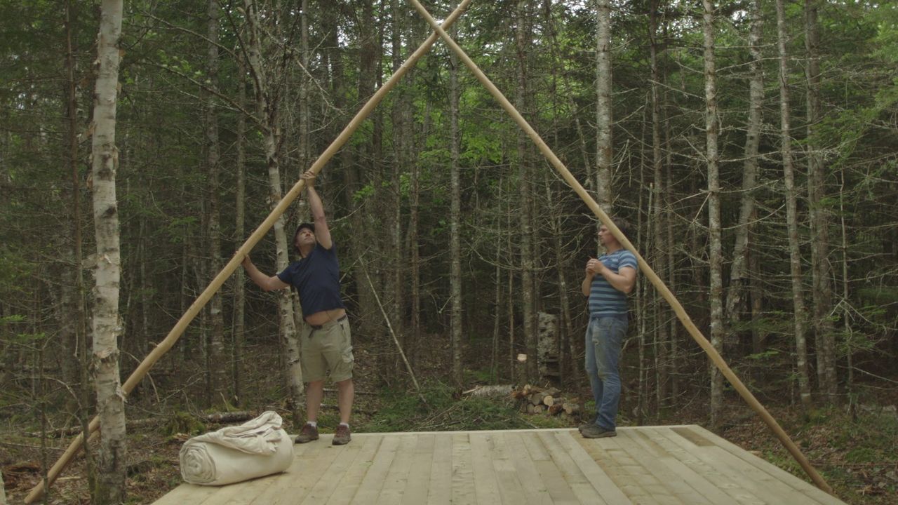 Damit ihre Besucher künftig einen gemütliche Unterkunft haben, bauen Andrew (l.) und Kevin (r.) gemeinsam ein gemütliches, saisonales Outdoor-Zelt .... - Bildquelle: Brojects Ontario Ltd./Brojects NS Ltd