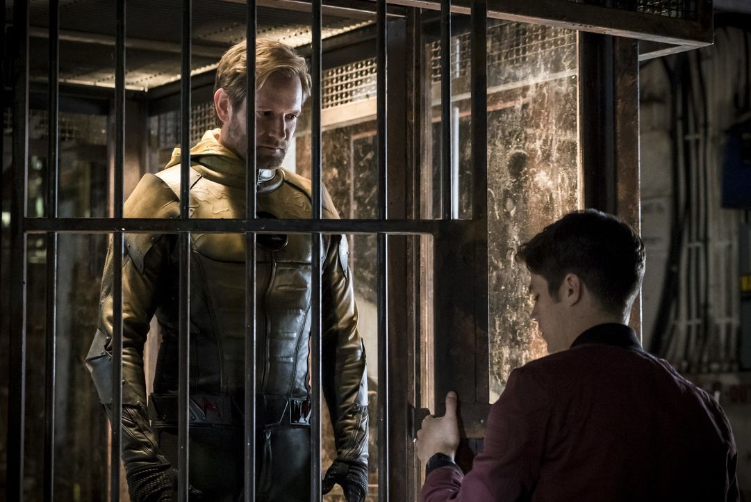 Der Reverse-Flash (Matt Letscher, l.) erinnert Barry (Grant Gustin, r.) nur zu gerne daran, was seine Veränderungen an der Vergangenheit für Auswirk... - Bildquelle: 2016 Warner Bros.