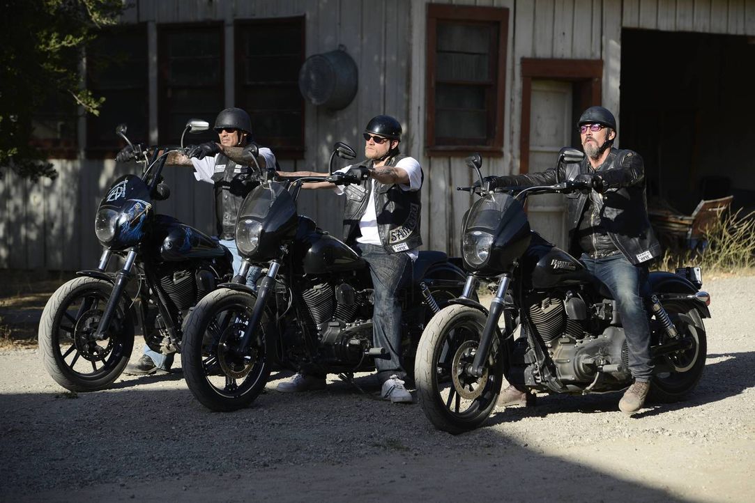Jax (Charlie Hunnam, M.), Happy (David Labrava, l.) und Chibs (Tommy Flanagan, r.) ahnen, dass es in Kürze zu einer heftigen Konfrontation kommen wi... - Bildquelle: 2013 Twentieth Century Fox Film Corporation and Bluebush Productions, LLC. All rights reserved.