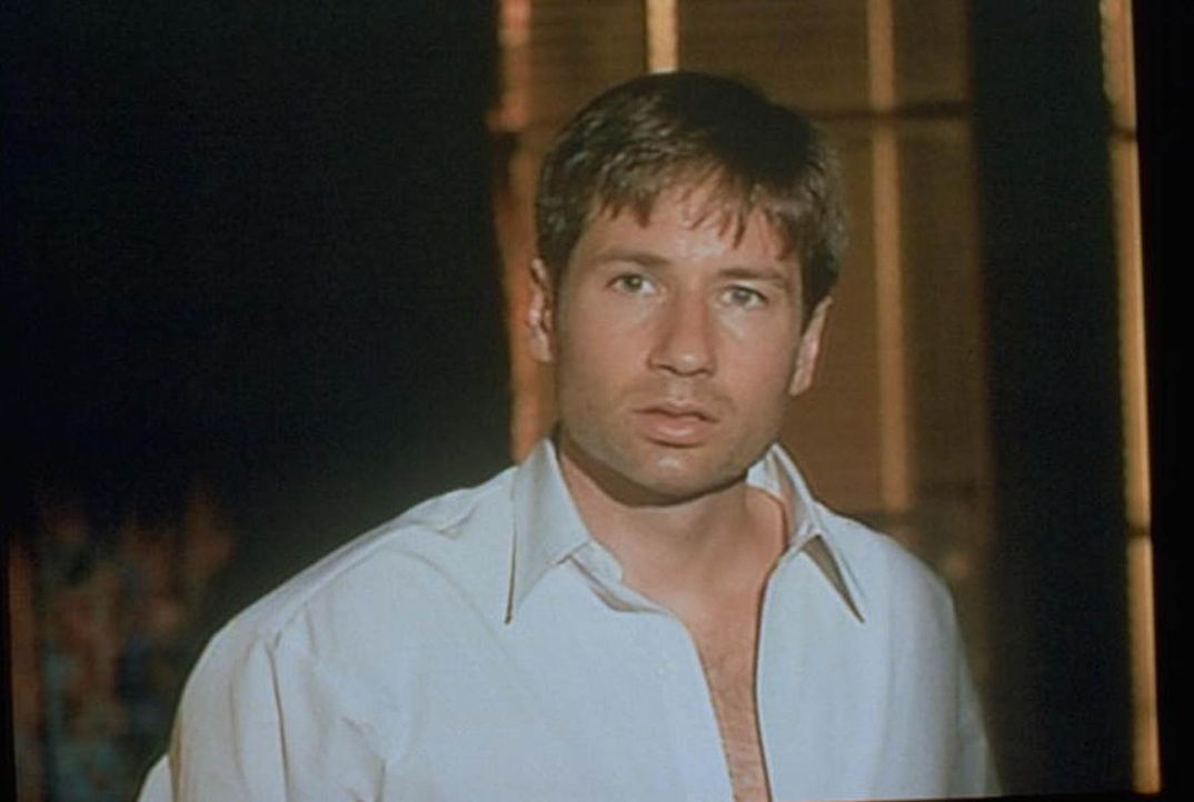 Mulder (David Duchovny), der nach der Schließung der X-Akten seine Zeit mit langweiligen Abhöraufträgen verbringt, wird von einem geheimnisvollen Be... - Bildquelle: TM +   2000 Twentieth Century Fox Film Corporation. All Rights Reserved.