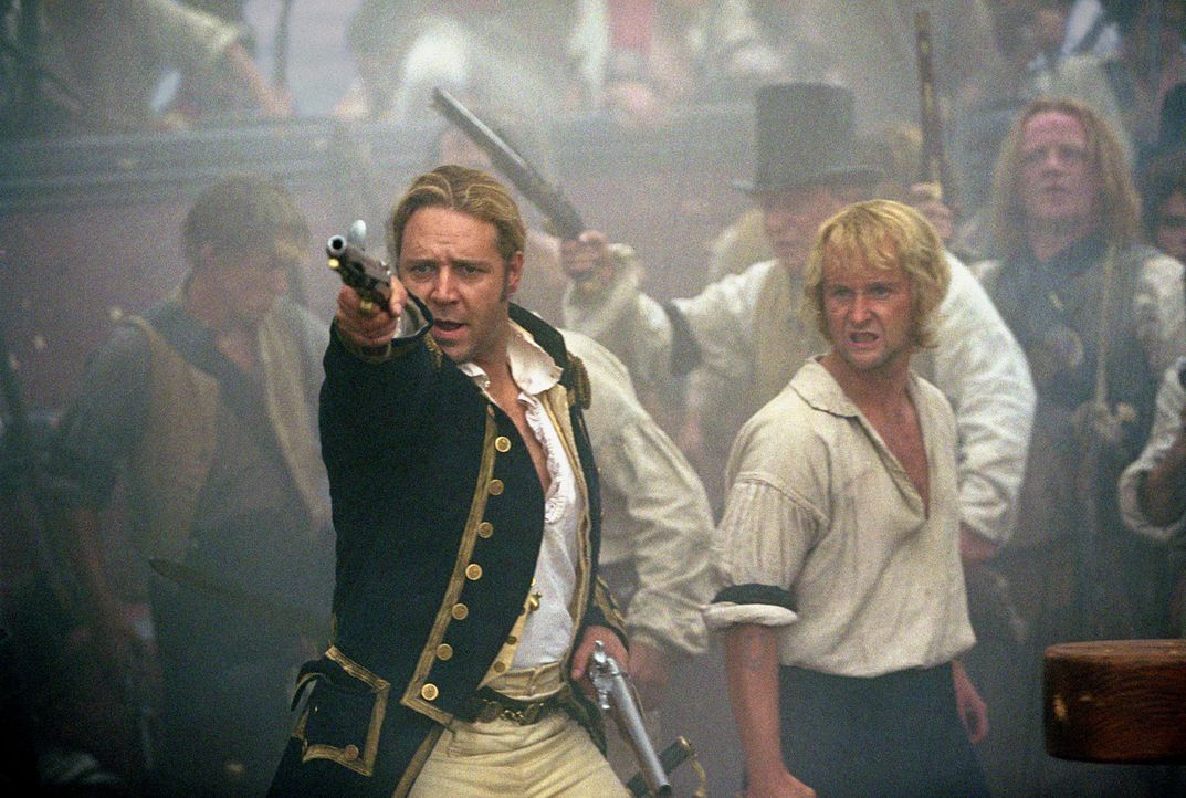 Kapitän Jack Aubrey (Russell Crowe, l.) und seine Crew (Billy Boyd, r.) werden mit einem übermächtigen Gegner konfrontiert, der ihnen eine empfindli... - Bildquelle: 2003 Twentieth Century Fox Film Corporation, Miramax Film Corp. and Universal City Studios LLLP. All rights reserved.