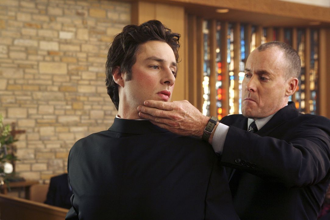 J.D.s Vorstellung: Dr. Cox (John C. McGinley, r.) nimmt auf bizarre Weise Abschied von J.D. (Zach Braff, l.) ... - Bildquelle: Touchstone Television