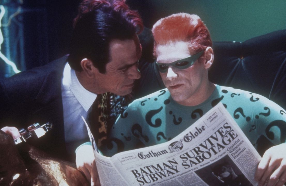 Gemeinsam kämpfen sie gegen Batman: die beiden Superschurken Harvey "Two-Face" (Tommy Lee Jones, l.) und "Riddler" (Jim Carrey, r.) ... - Bildquelle: Warner Brothers International