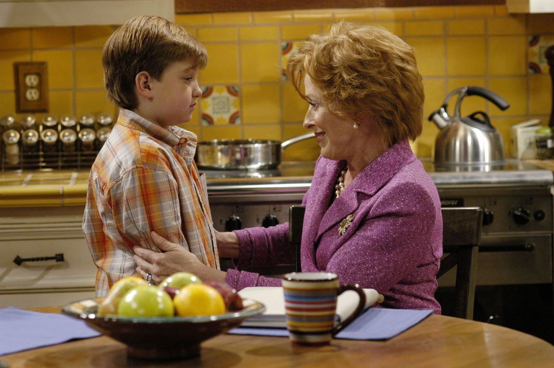Evelyn (Holland Taylor, r.) versucht ihren Enkel Jake (Angust T. Jones, l.) zu trösten, der mit der Trennung seiner Mutter nicht klar kommt ... - Bildquelle: Warner Brothers Entertainment Inc.