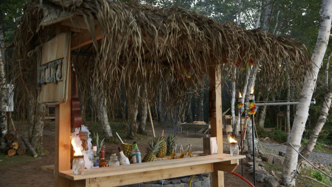 Mit einer Tiki-Bar, einer offenen Feuerstelle und tropischen Cocktails lassen Kevin und Andrew für eine ultimative Brojects-Strandparty nichts unver... - Bildquelle: Brojects Ontario Ltd./Brojects NS Ltd