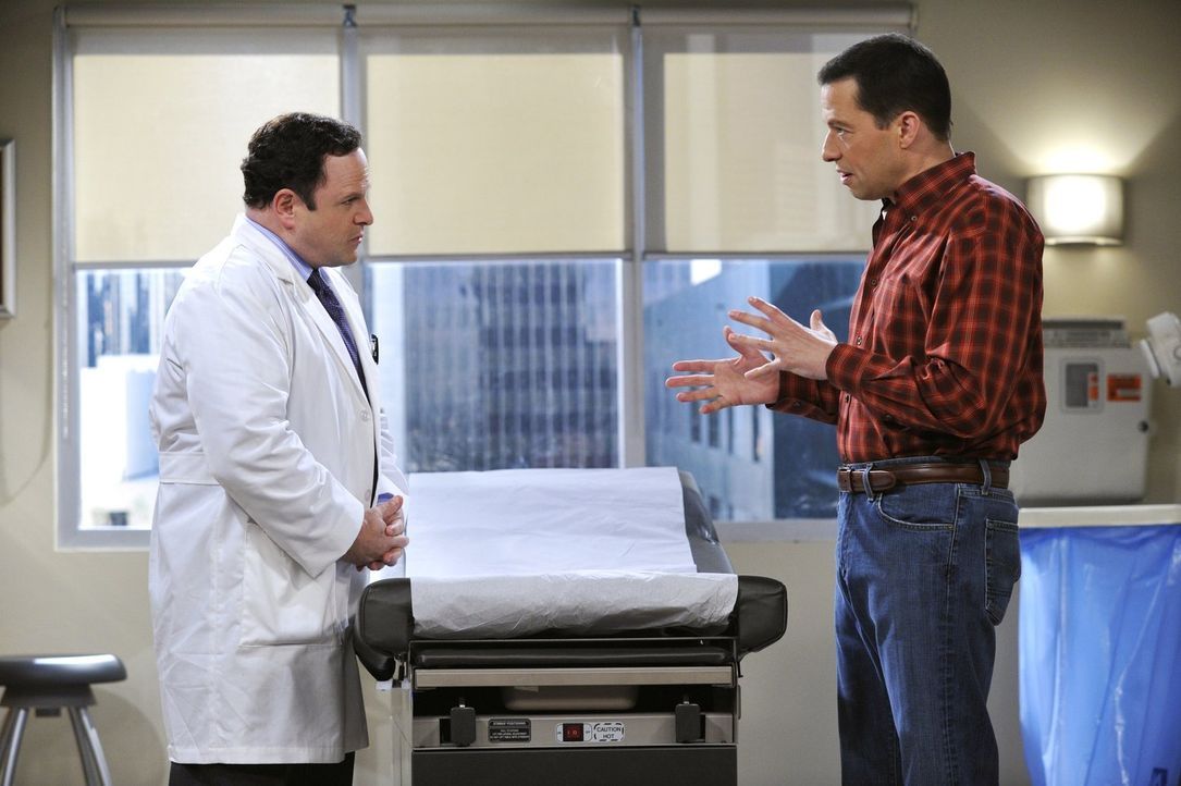Alan (Jon Cryer, r.) erfährt von seinem Arzt (Jason Alexander, l.), dass er völlig gesund ist. Um die Zuwendung nicht zu verlieren, beschließt er, e... - Bildquelle: Warner Brothers Entertainment Inc.