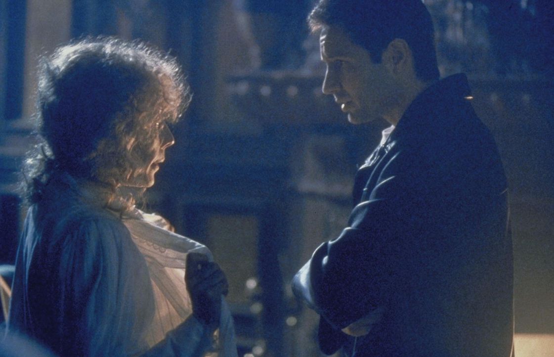 Mulder (David Duchovny, r.) trifft auf Lyda (Lily Tomlin, l.), einen sehr lebensechten Geist. - Bildquelle: TM +   2000 Twentieth Century Fox Film Corporation. All Rights Reserved.