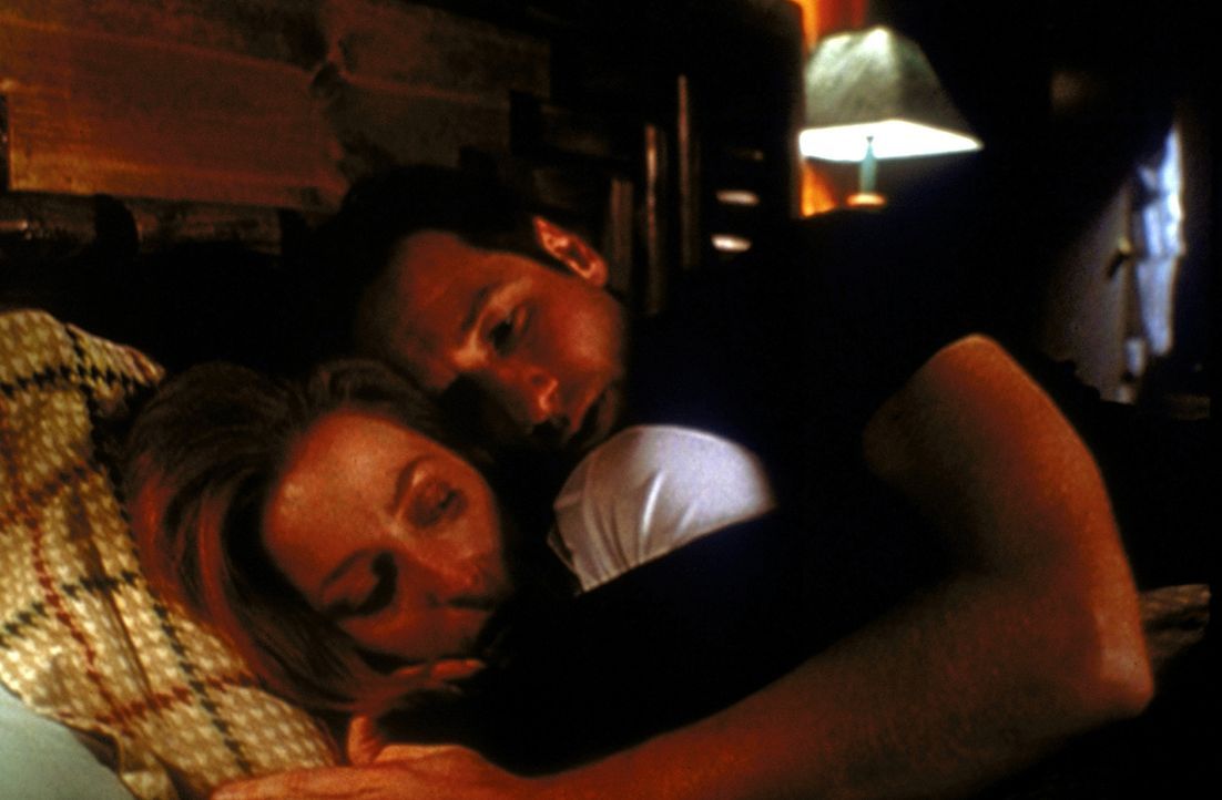 Mulder (David Duchovny) wärmt Scully (Gillian Anderson, vorne), nachdem sie mit dem Biogift von Außerirdischen in Berührung gekommen ist. - Bildquelle: TM +   2000 Twentieth Century Fox Film Corporation. All Rights Reserved.