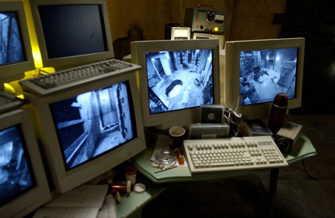 Über Computerbildschirme verfolgt der Serienkiller Jigsaw jeden einzelnen Schritt seiner Opfer. Eiskalt plant er die nächsten tödlichen Schritte ...... - Bildquelle: Kinowelt Filmverleih