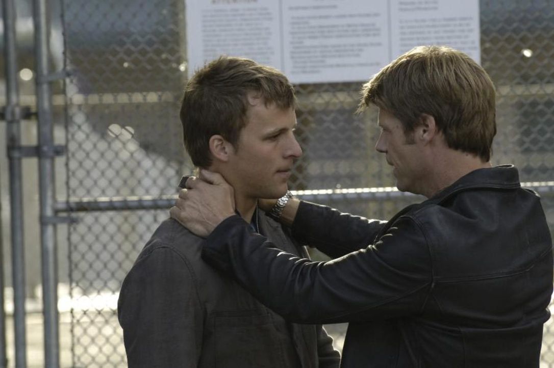 Als Jordan Collier wieder zurück ist, sieht Tom (Joel Gretsch, r.) dies als Chance, damit Kyle (Chad Faust, l.) wieder aus dem Gefängnis frei kommt... - Bildquelle: Viacom Productions Inc.