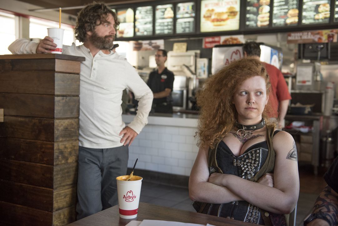 Chip (Zach Galifianakis) muss sich um Trinity (Mary Wiseman, r.), eine alte Bekannte aus seiner Obdachlosen-Zeit, kümmern ... - Bildquelle: 2017 Fox and its related entities.  All rights reserved.