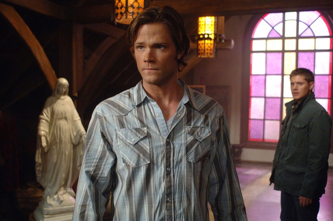 Sam (Jared Padalecki, l.) und Dean (Jensen Ackles, r.) machen sich auf die Suche nach Anna, die das Interesse der dämonischen Welt auf sich gezogen... - Bildquelle: Warner Brothers