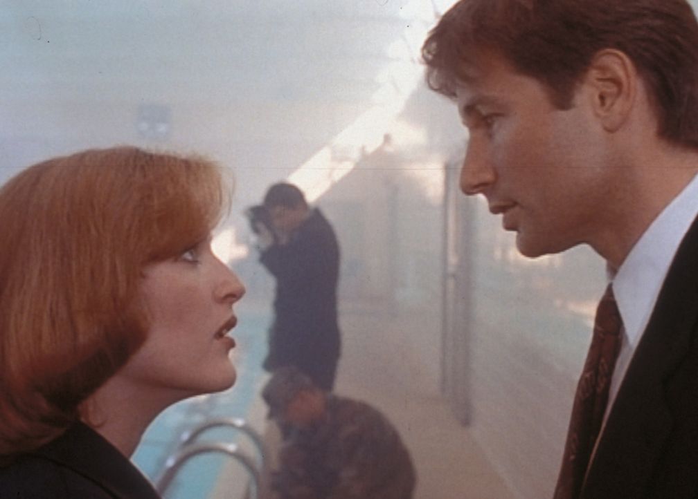 Scully (Gillian Anderson, l.) und Mulder (David Duchovny, r.) untersuchen eine geheimnisvolle Selbstmordserie in einem Militärkrankenhaus, bei der L... - Bildquelle: TM +   Twentieth Century Fox Film Corporation. All Rights Reserved.