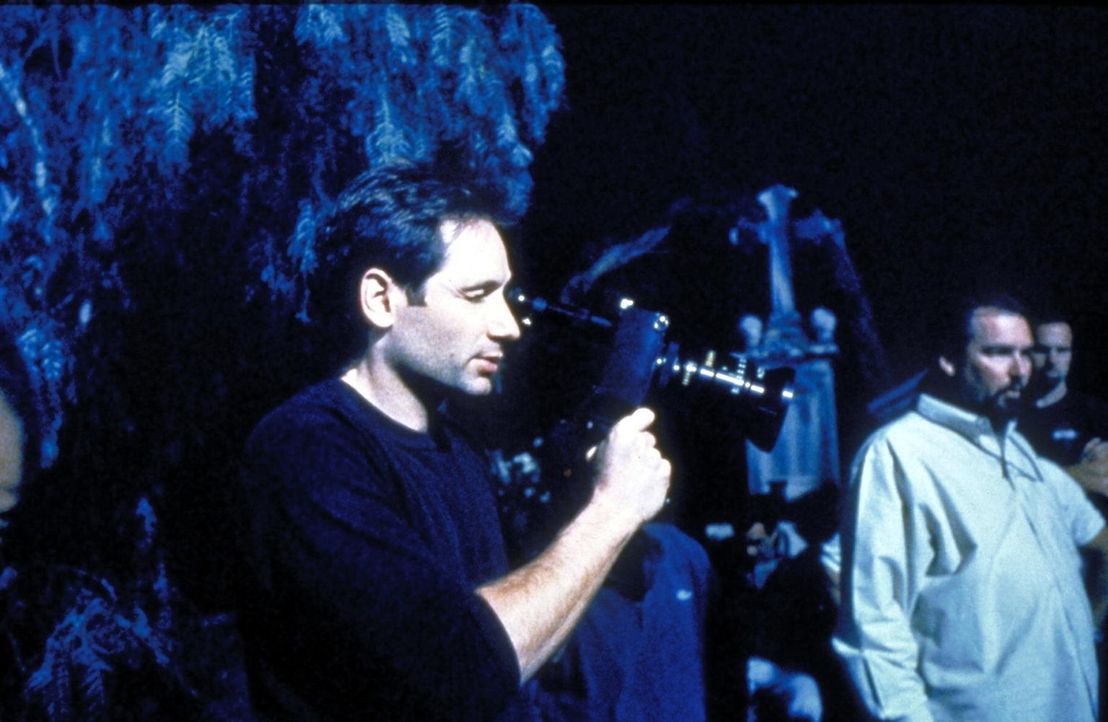 Mulder (David Duchovny, l.) blickt bei der Verfilmung eines "Akte X"- Falles hinter die Kulissen. - Bildquelle: TM +   2000 Twentieth Century Fox Film Corporation. All Rights Reserved.