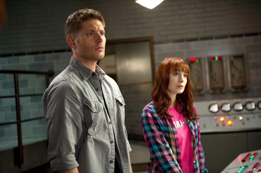 Dean (Jensen Ackles, l.) ist entsetzt, als er erfährt, dass Charlie (Felicia Day, r.) alleine auf die Jagd gegangen ist. Doch dann haben sie plötzli... - Bildquelle: 2013 Warner Brothers
