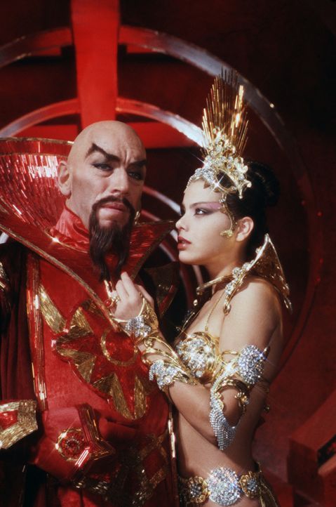 Imperator Ming (Max von Sydow, l.); Prinzessin Aura (Ornella Muti, r.) - Bildquelle: © 1980 STUDIOCANAL. ALL RIGHTS RESERVED.