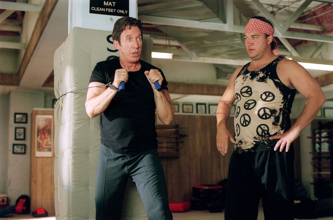 Um seinen Gegner, seinen ungehobelten Kollegen bezwingen zu können, nimmt Joe (Tim Allen, l.) Kampfsportunterricht bei einem ehemaligen, mittlerweil... - Bildquelle: 20th Century Fox