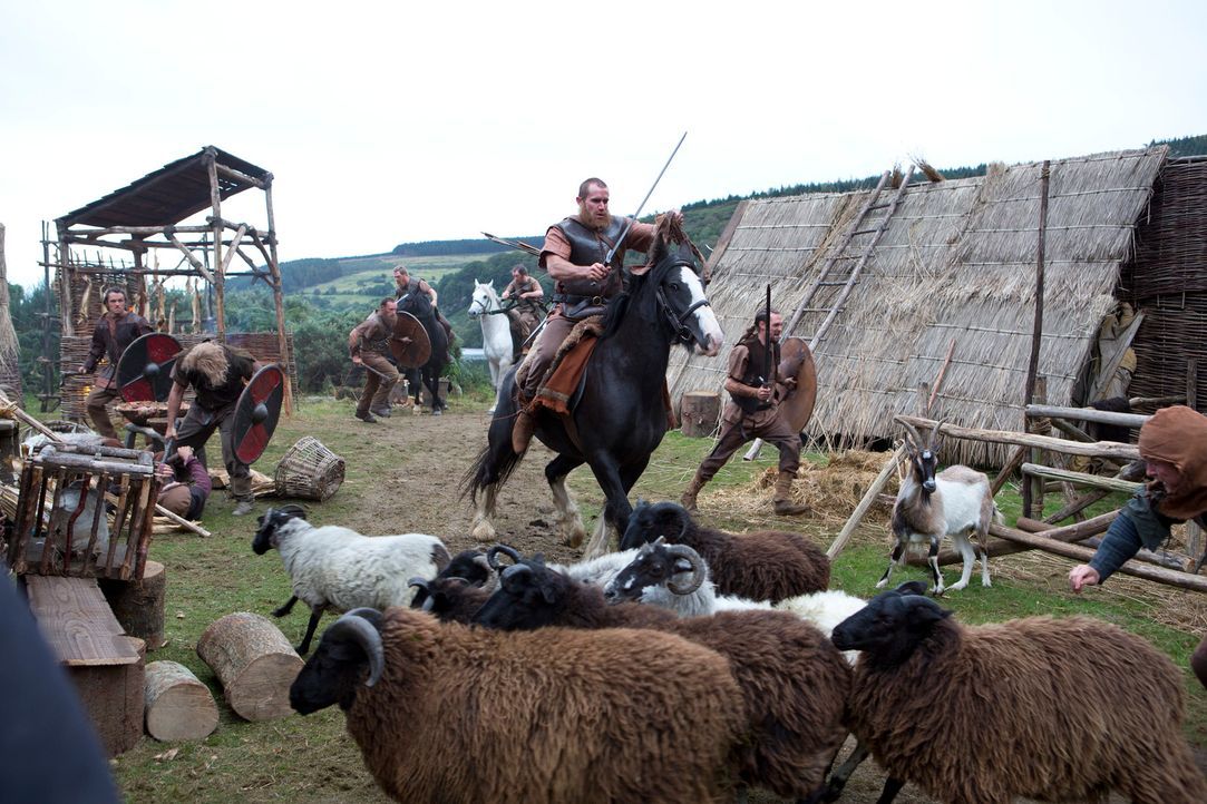 Weil der Earl Angst davor hat, dass Ragnar zu viel Macht und Einfluss gewinnen könne, schickt er seine Truppen auf dessen Hof. Dort machen seine Män... - Bildquelle: 2013 TM TELEVISION PRODUCTIONS LIMITED/T5 VIKINGS PRODUCTIONS INC. ALL RIGHTS RESERVED.