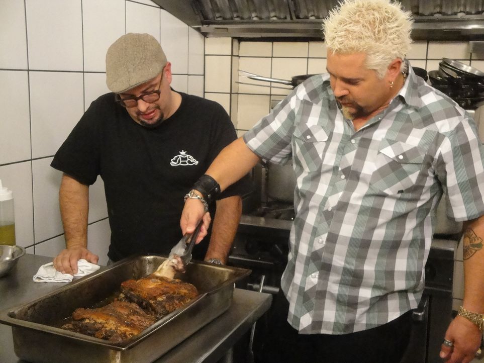 Guy Fieri (r.) - Bildquelle: 2012, Television Food Network, G.P.  All Rights Reserved.