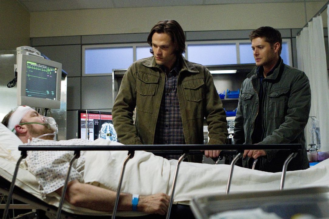 Während Sam (Jared Padalecki, M.) und Dean (Jensen Ackles, r.) erneut ihr Leben riskieren, steht es sehr schlecht um Bobby (Jim Beaver, l.) ... - Bildquelle: Warner Bros. Television