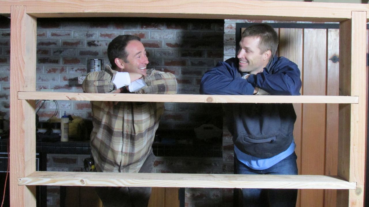 (11. Staffel) - Bauunternehmer Josh Temple (l.) sucht in Baumärkten nach verzweifelten Heimwerkern und greift ihnen mit seinem Team bei den Umbauarb... - Bildquelle: 2015, DIY Network/Scripps Networks, LLC. All Rights Reserved.