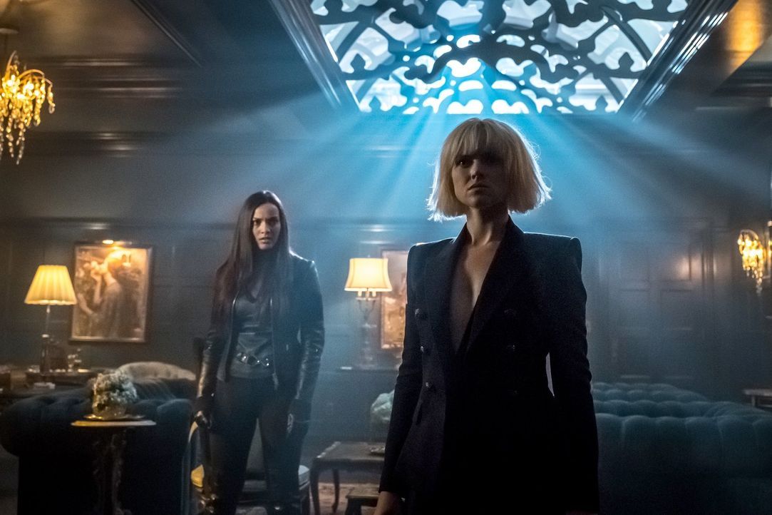 Wie wird Tabitha (Jessica Lucas, l.) reagieren, wenn plötzlich Barbara (Erin Richards, r.) wieder in Gotham auftaucht? - Bildquelle: 2017 Warner Bros.
