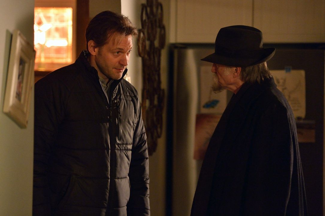 Während Abraham (David Bradley, r.) bereits weiß, was es bedeutet seine Liebe zu verlieren, will Eph (Corey Stoll, l.) die Hoffnung, Kelly lebend zu... - Bildquelle: 2014 Fox and its related entities. All rights reserved.