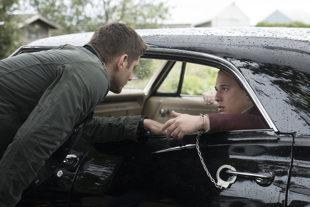 Kann der neugierige Lizzie-Superfan Len (Jared Gertner, r.) Dean (Jensen Ackles, l.) wichtige Hinweise darauf geben, was wirklich für die seltsamen... - Bildquelle: 2014 Warner Brothers