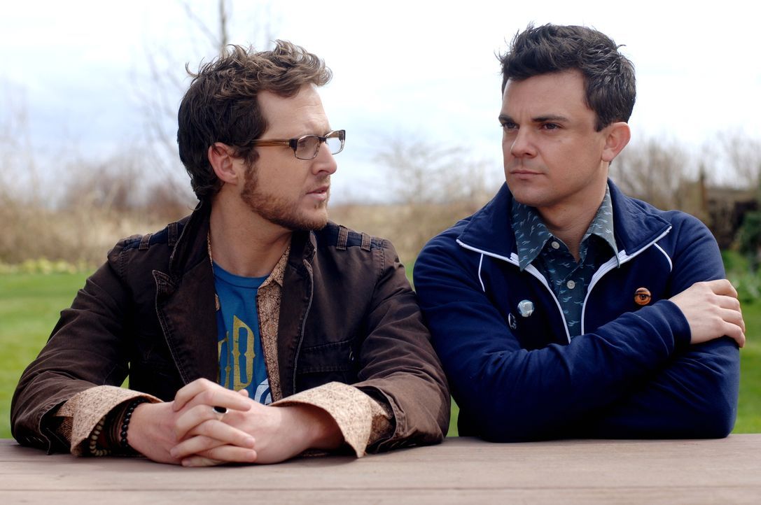 Inszenieren eine Reality-Show namens "Ghostfacers", welche Jagd nach paranormalen Phänomenen macht: Ed Zeddmore (A.J. Buckley, l.) und Harry Spengle... - Bildquelle: Warner Bros. Television