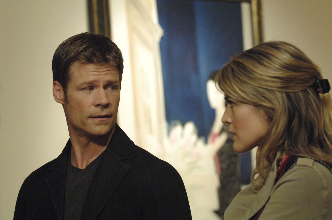 Tom (Joel Gretsch, l.) ist wieder einmal in der Galerie und betrachtet das Gemälde von Alana. Als Meghan (Jenni Baird, r.) hinzukommt, macht sie ihm... - Bildquelle: Viacom Productions Inc.