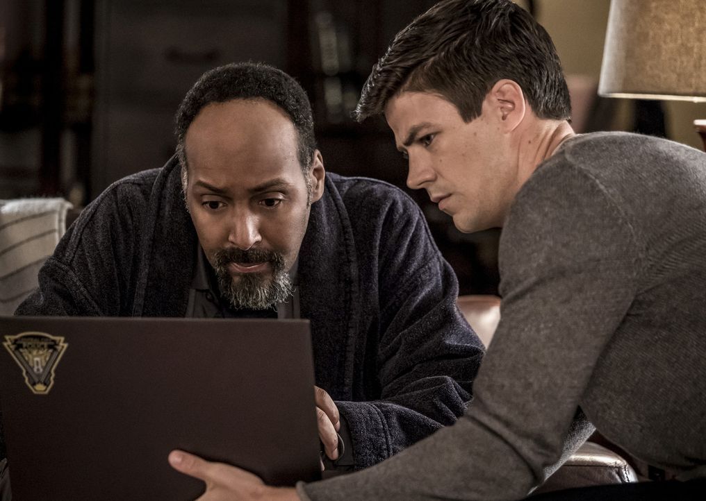 Joe (Jesse L. Martin, l.); Barry (Grant Gustin, r.) - Bildquelle: Katie Yu 2018 The CW Network, LLC. All rights reserved.