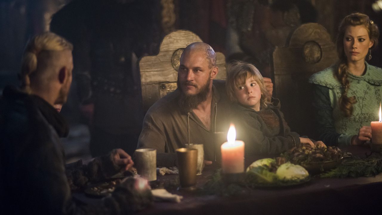 Einige freuen sich mehr, andere weniger darüber, dass Ragnar (Travis Fimmel, 2.v.l.) am Leben ist: Aslaug (Alyssa Sutherland, r.), Ivar (James Quinn... - Bildquelle: 2016 TM PRODUCTIONS LIMITED / T5 VIKINGS III PRODUCTIONS INC. ALL RIGHTS RESERVED.