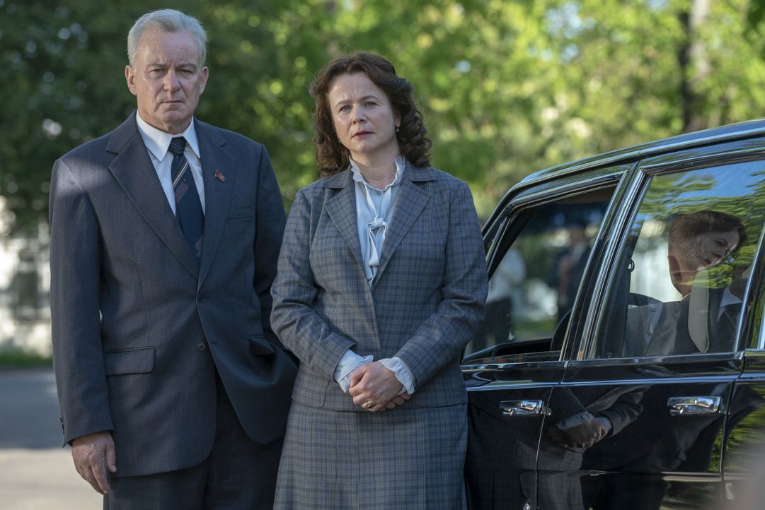 Boris Schtscherbina (Stellan Skarsgård, l.); Ulana Chomjuk (Emily Watson, r.) - Bildquelle: Liam Daniel © Sky UK Ltd/HBO / Liam Daniel
