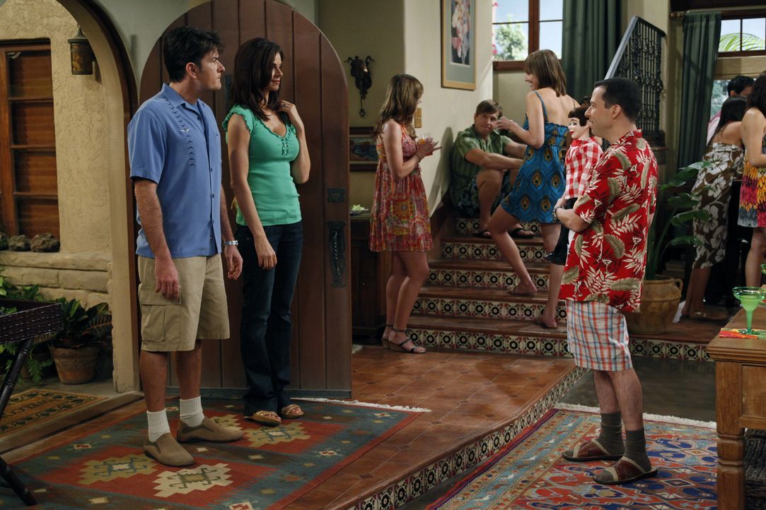 Charlie (Charlie Sheen, l.) und Chelsea (Jennifer Taylor, 2.v.l.) sind völlig genervt, als Alan (Jon Cryer, r.) mit Melissa eine nicht angekündigte... - Bildquelle: Warner Bros. Television