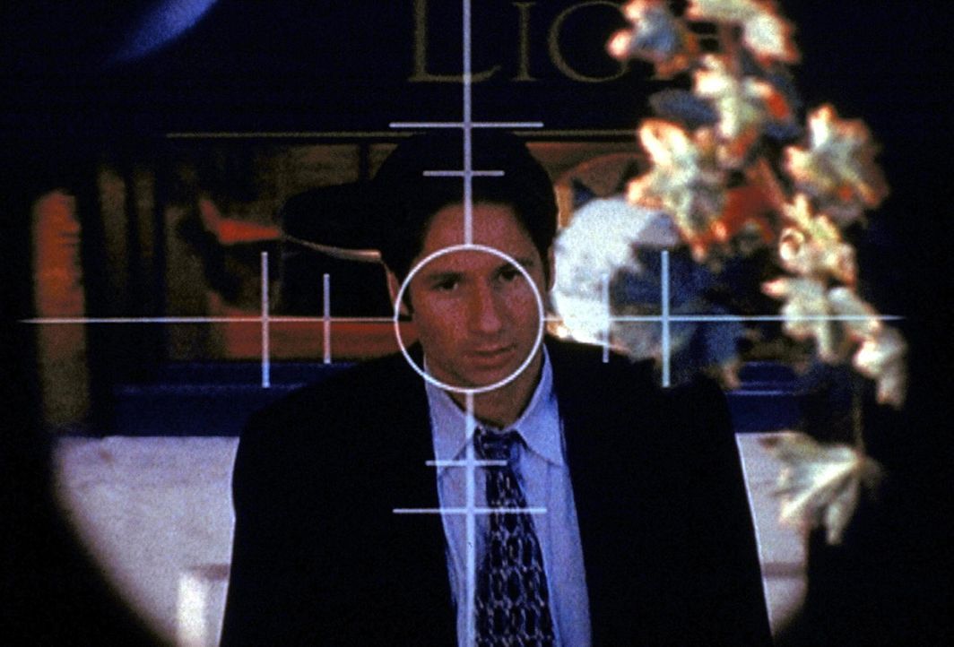 Nachdem Mulder (David Duchovny) ein Komplott der Regierung aufgedeckt hat, befindet er sich schon bald im Fadenkreuz eines Attentäters. - Bildquelle: TM +   Twentieth Century Fox Film Corporation. All Rights Reserved.