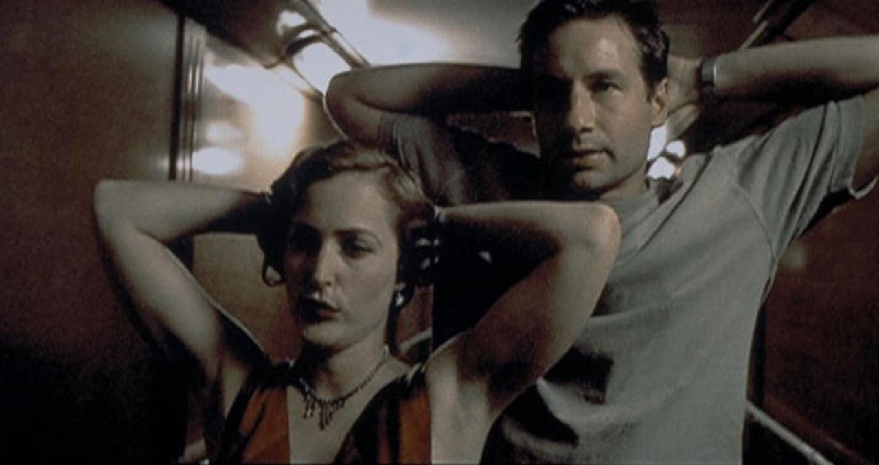 Mulder (David Duchovny, r.) und Scully (Gillian Anderson, l.) werden an Bord des Kreuzfahrtschiffes "Queen Anne" festgenommen ... - Bildquelle: TM +   2000 Twentieth Century Fox Film Corporation. All Rights Reserved.